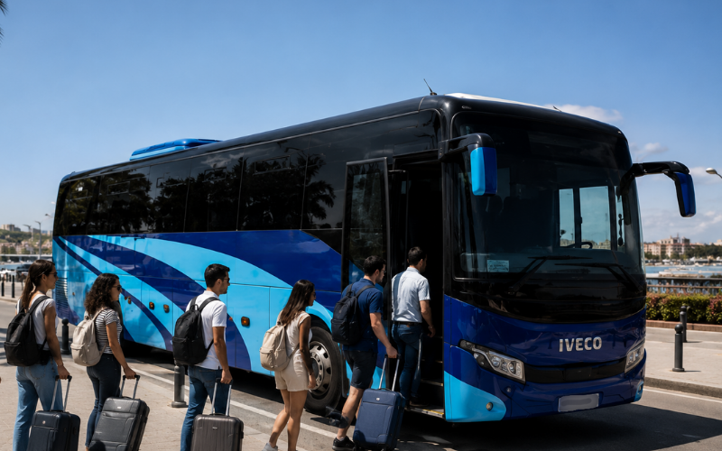 Grupo de viajeros subiendo a un autobús de Autocares Falcón León para realizar un transfer al aeropuerto de Sevilla.