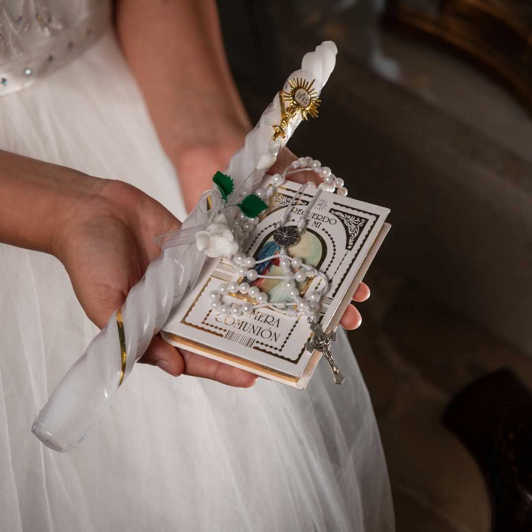 Niña con vela y libro de Primera Comunión