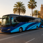 Autobús de Autocares Falcón León preparado para un servicio de transporte en Sevilla.